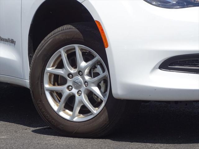 2022 chrysler voyager lx