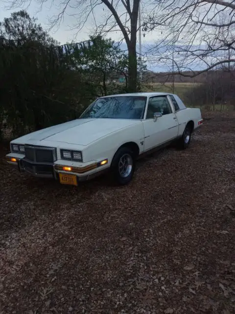 1981 pontiac grand prix coupe white rwd automatic lj