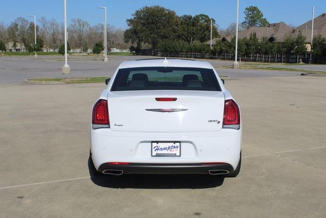 2022 chrysler 300 s
