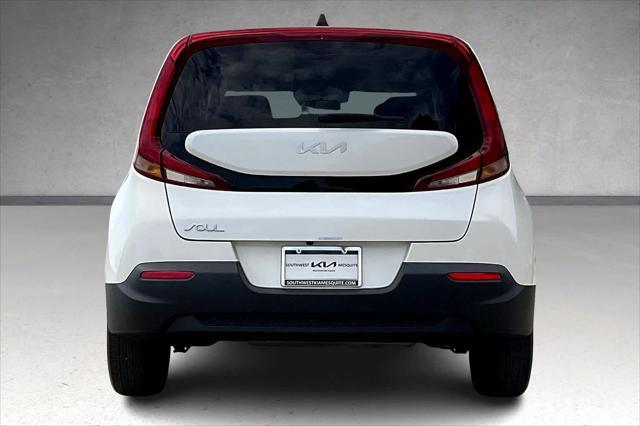 2022 kia soul lx
