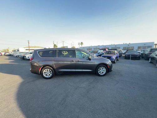 2023 chrysler voyager