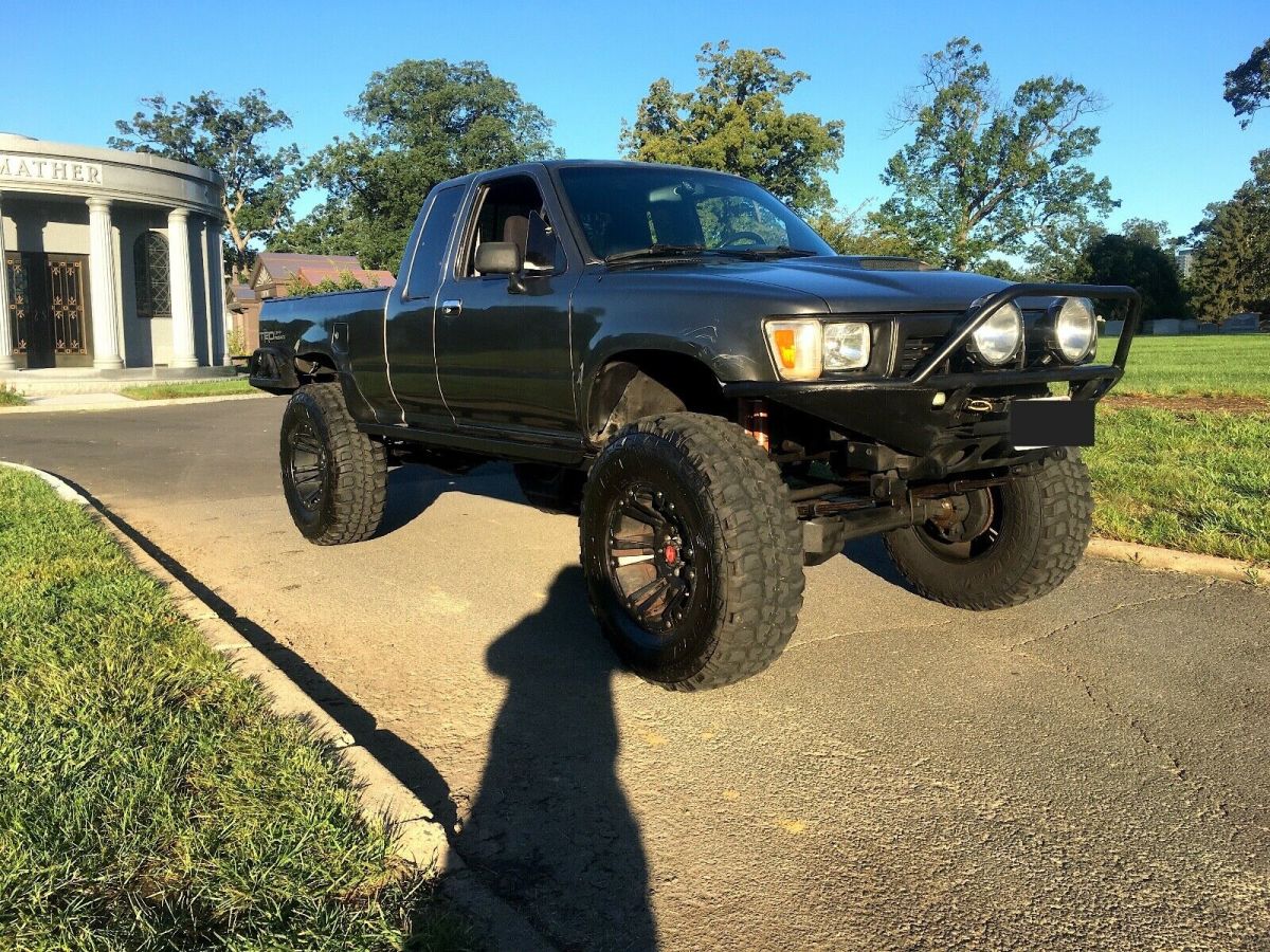 1990 toyota pickup truck w/ solid front axle