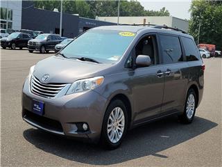 2017 Toyota Sienna limited premium 7-passenger