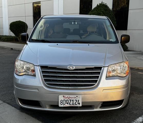2010 chrysler town & country new lx