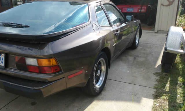 1984 porsche 944 base coupe 2-door 2.5l engine (only 19,000 miles - no reserve)