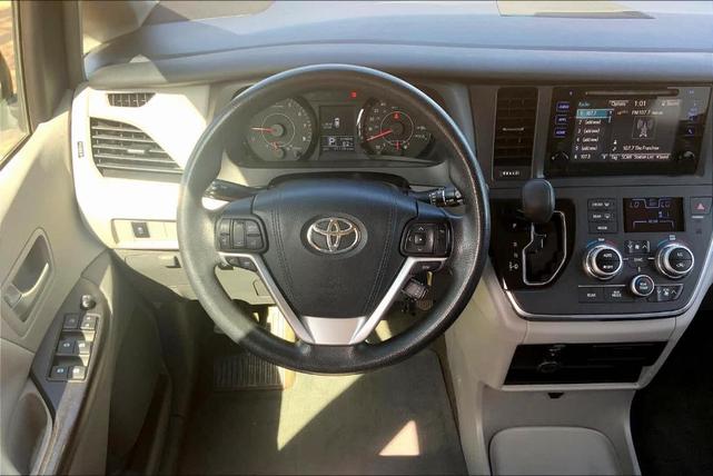 2017 toyota sienna le