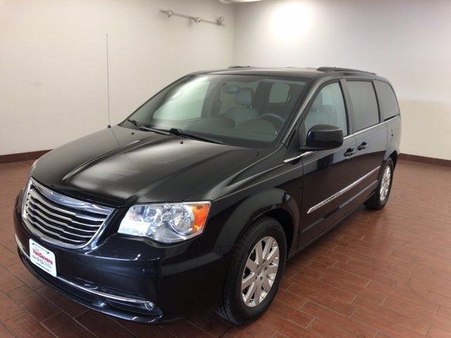 2015 chrysler town & country in akron, ohio