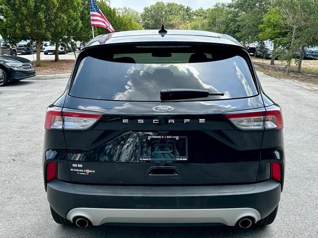 2022 ford escape se