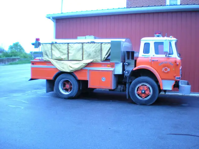 1980 international cargostar 1950b w/ dt466 1600 gal stainless tank low miles