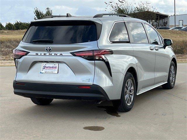 2021 toyota sienna le