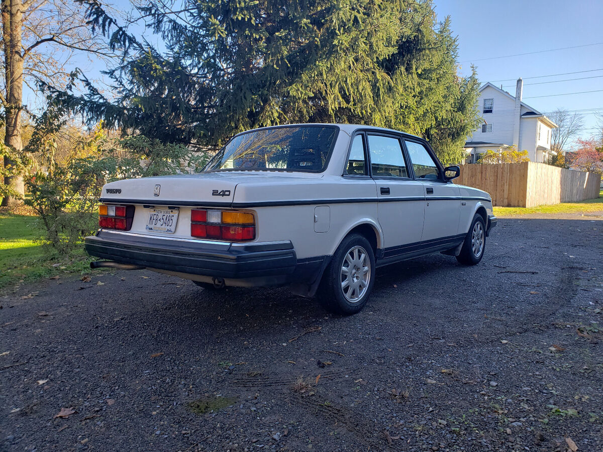1992 volvo 240 5 speed standard, cloth interior , no rust!