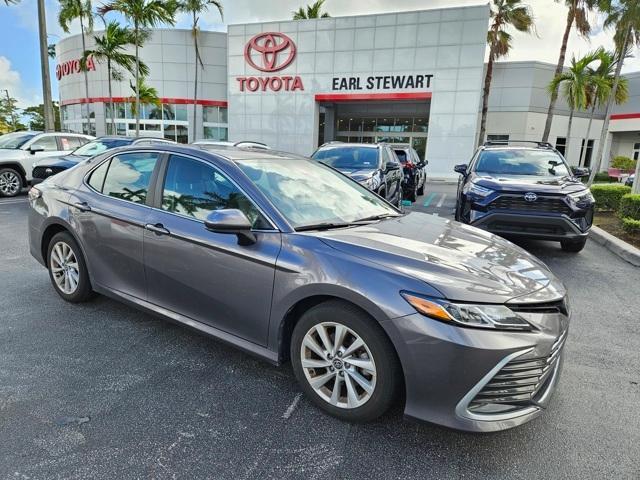 2022 toyota camry le