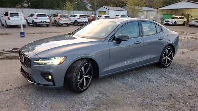 2024 volvo s60 b5 plus dark theme