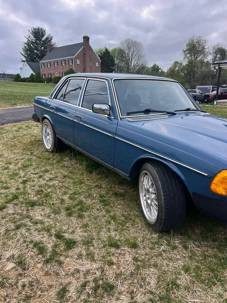 1982 mercedes-benz 300d sedan blue dt
