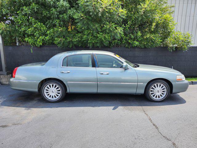 2004 lincoln town car signature