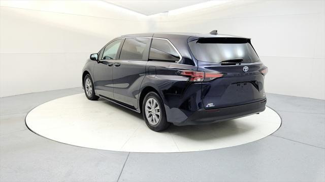 2022 toyota sienna le