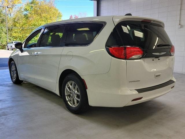 2022 chrysler voyager lx