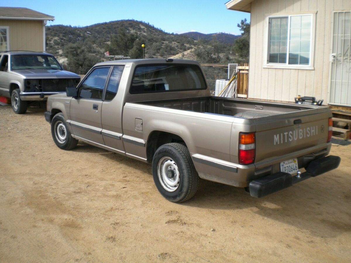 mitsubishi mighty max 2.6 macrocab