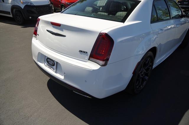 2022 chrysler 300 touring