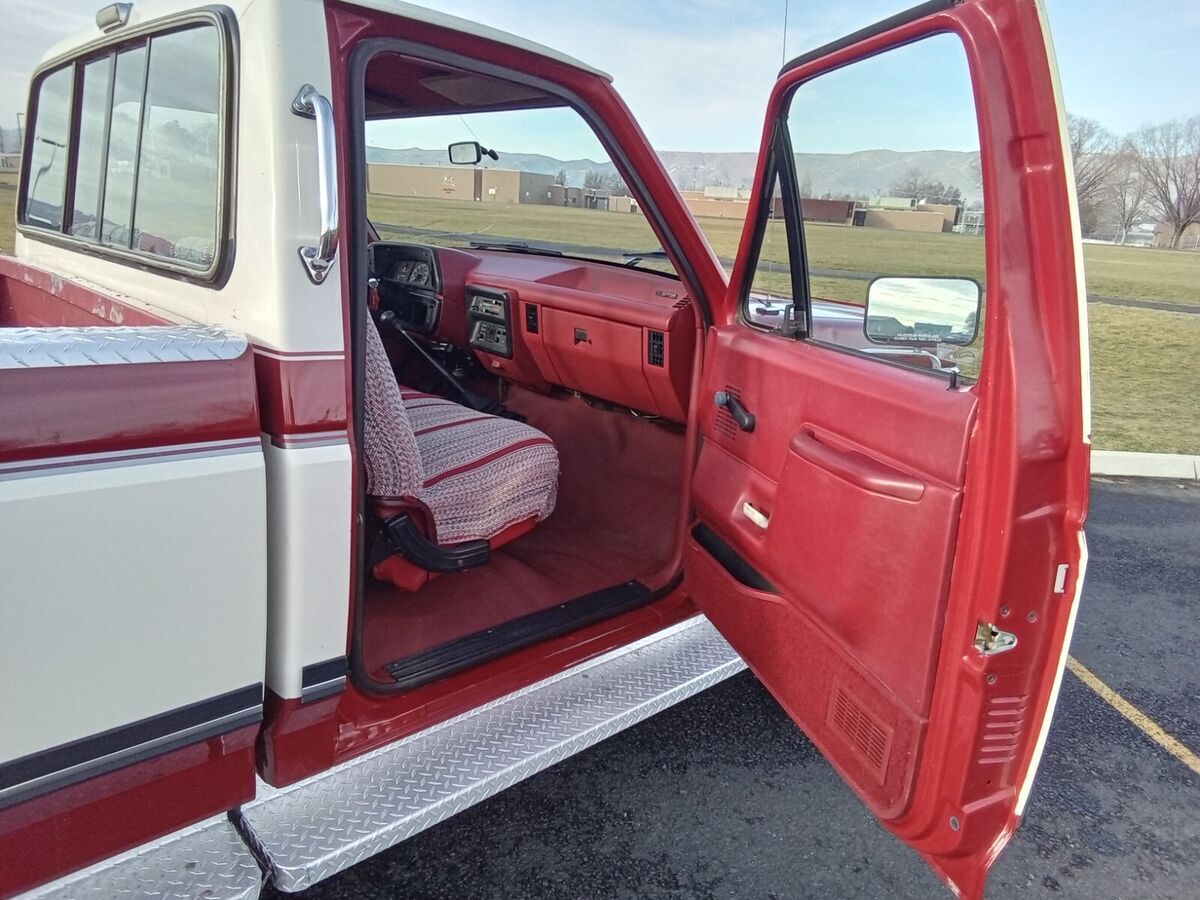 460 v8 with the 5 speed overdrive transmission and 4x4