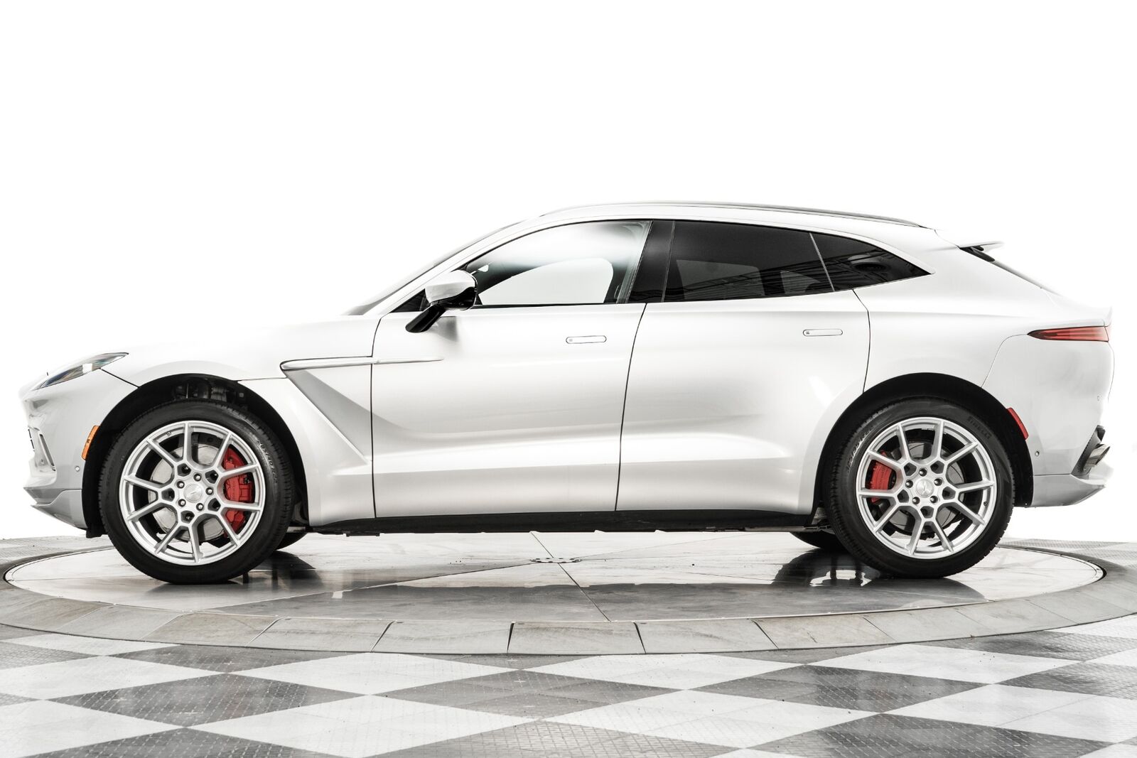 2022 aston martin dbx