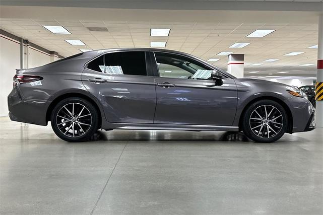 2022 toyota camry hybrid se