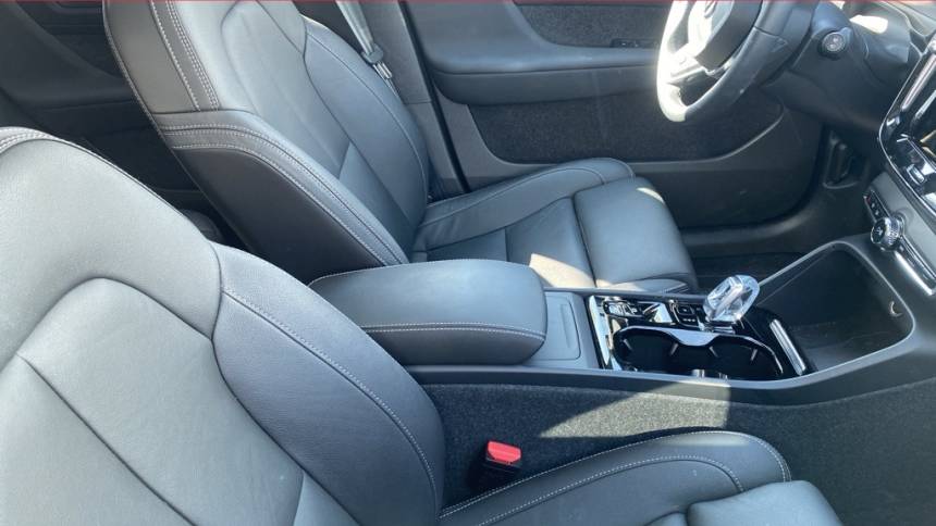 2024 volvo xc40 b5 plus dark theme