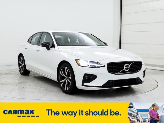 2023 volvo s60 b5 plus dark theme
