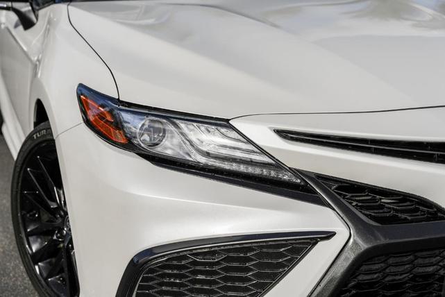 2022 toyota camry hybrid xse