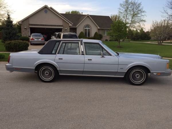 1989 lincoln town car.extra clean . 28k.miles . 1 owner