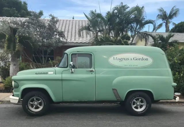 very cool old truck - a real head turner!