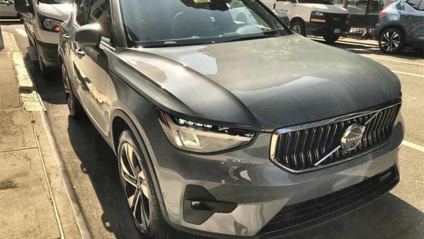 2023 volvo xc40 b5 plus bright theme