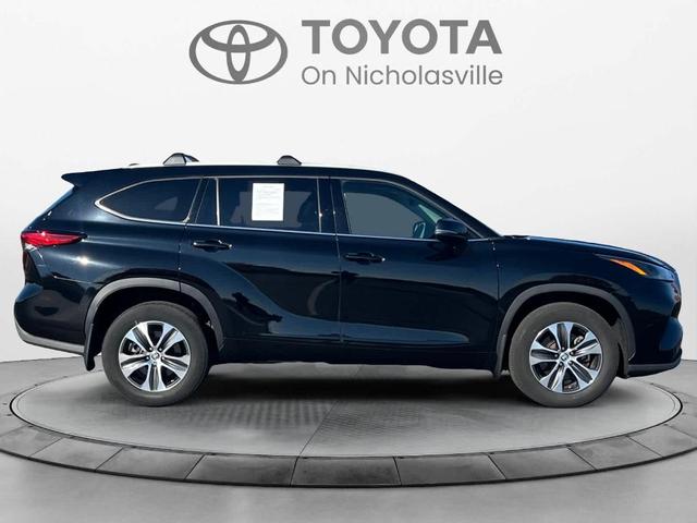 2022 toyota highlander xle
