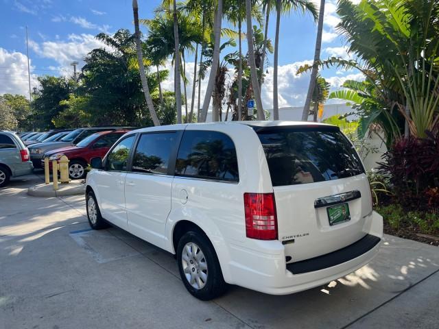 2009 chrysler town & country lx