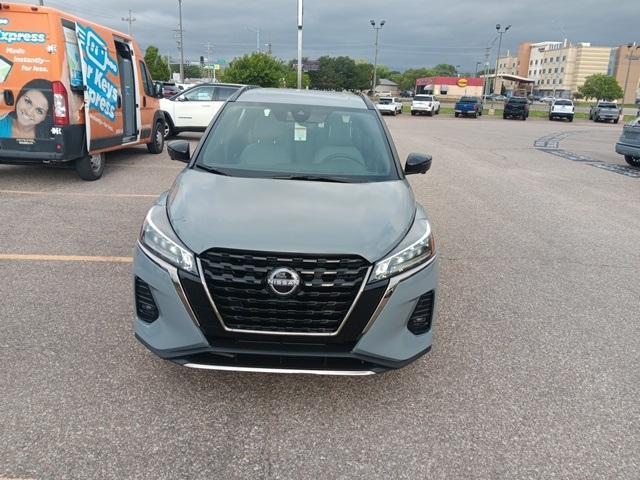 2024 nissan kicks sr