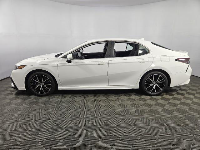 2022 toyota camry se