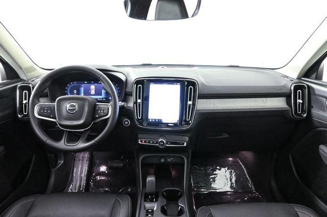 2024 volvo xc40 b5 core bright theme