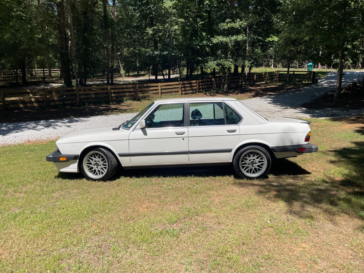 1988 bmw 535is, white on blue, great condition, runs and drives beautifully