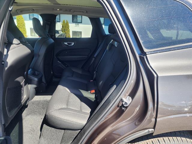 2024 volvo xc60 b5 plus dark theme