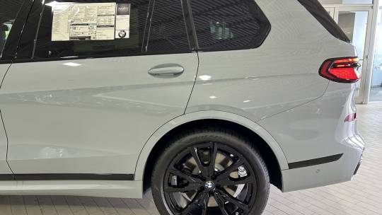 2025 BMW X7 m60i