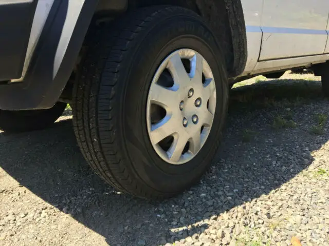 1993 jeep cherokee xj (white, 4dr, 150,000mi) - runs, needs engine work