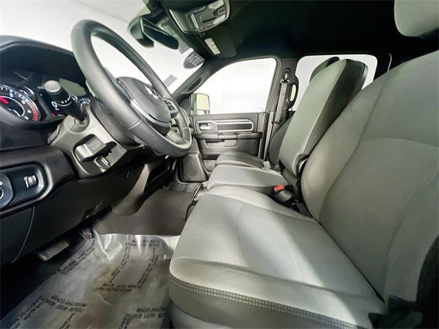 2024 ram 3500 big horn crew cab 4x4 8' box