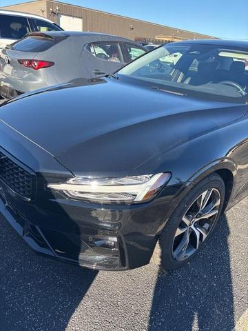 2023 volvo s60 b5 plus dark theme
