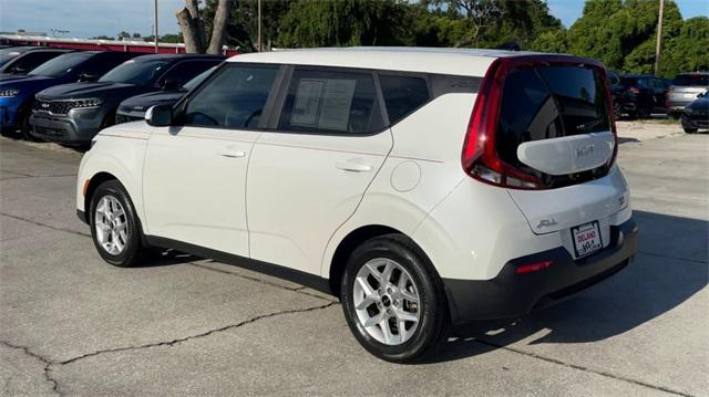 2022 kia soul lx
