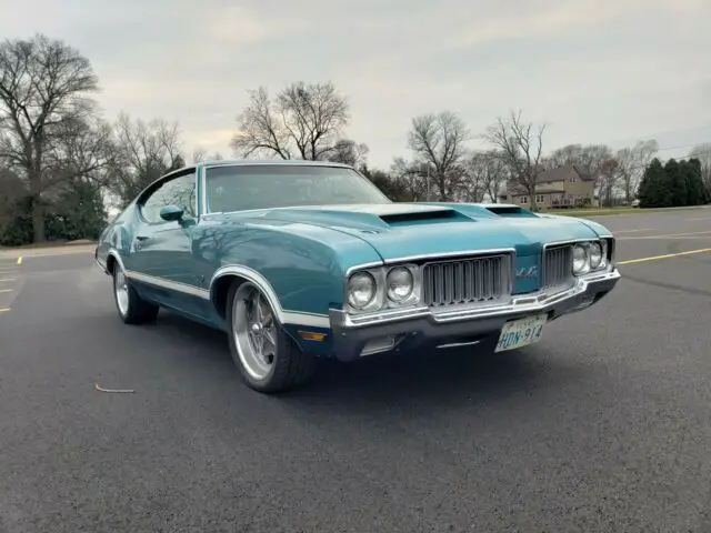70 oldsmobile 442 agean aqua paint, white bucket seat interior, hurst dual gate