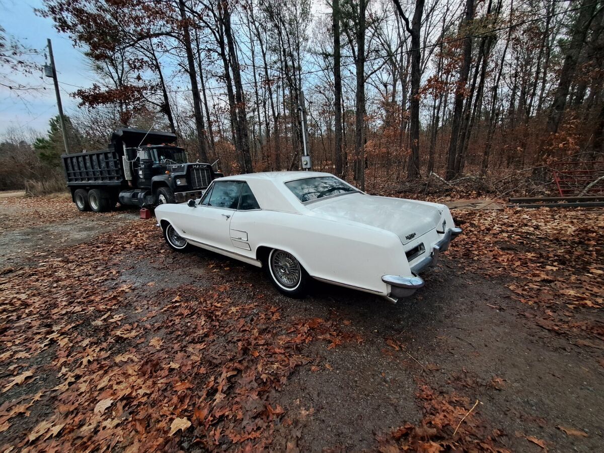 1964 buick riviera complete car. solid floor pans & trunk. all chrome and glass