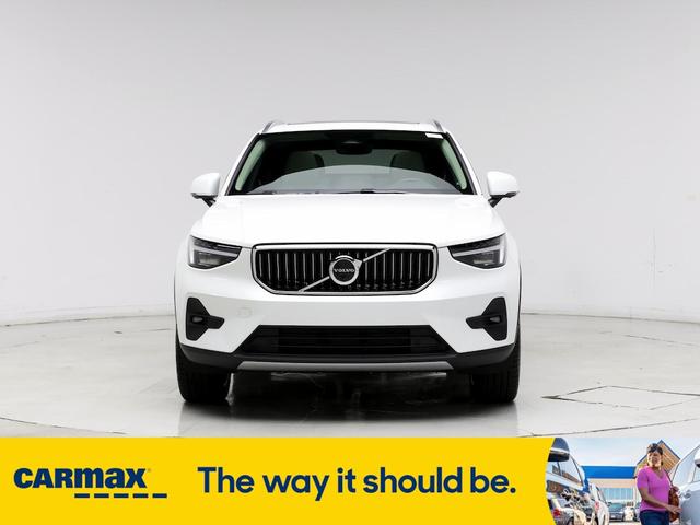 2025 volvo xc40 b5 ultra bright theme