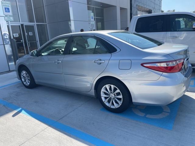 2016 toyota camry le
