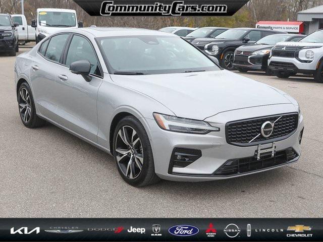 2024 volvo s60 b5 plus dark theme