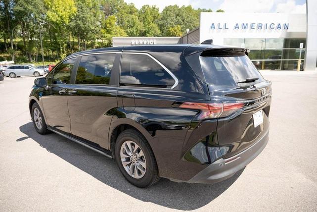 2022 toyota sienna xle